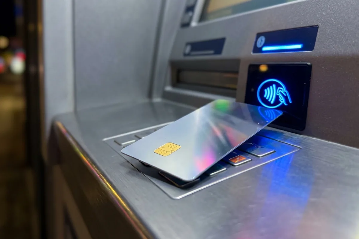 Bezlitosna "metoda na zasiew" w bankomatach. Policja dorwała szajkę okradającą seniorów