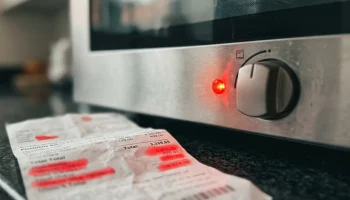 Ten sprzęt w kuchni to potwór energetyczny. Pożera prąd jak 65 lodówek naraz!