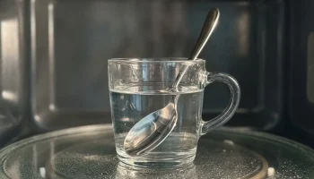 Włóż metalową łyżkę do mikrofali. Ten jeden trik uratuje Cię przed "eksplozją" wrzątku