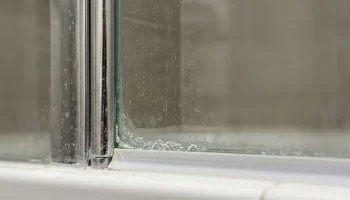 Nigdy nie zamontowałbym kabiny prysznicowej w swoim domu. Doświadczony hydraulik zdradza 3 powody, dla których wanna wygrywa