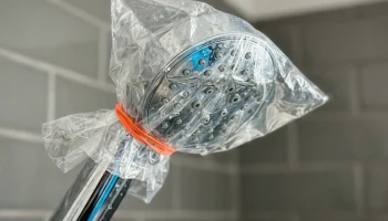 Rewolucyjny trik z woreczkiem: Odkamień słuchawkę prysznicową w godzinę bez szorowania