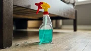 Spryskaj podłogę pod łóżkiem octem. Ten prosty trik usuwa problem, którego nie widać gołym okiem