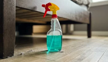 Spryskaj podłogę pod łóżkiem octem. Ten prosty trik usuwa problem, którego nie widać gołym okiem