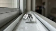 Włóż kulkę z folii aluminiowej do szyn okiennych. Ten trik uratuje Twoje okna przed zatarciem